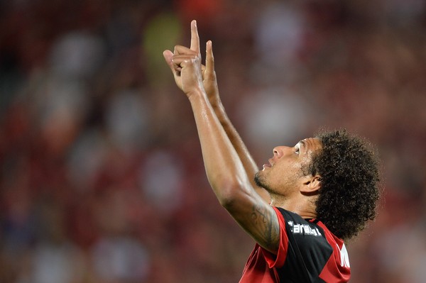 Titular absoluto de novo, Arão iguala gols de 2016 com 15 jogos a menos no Fla