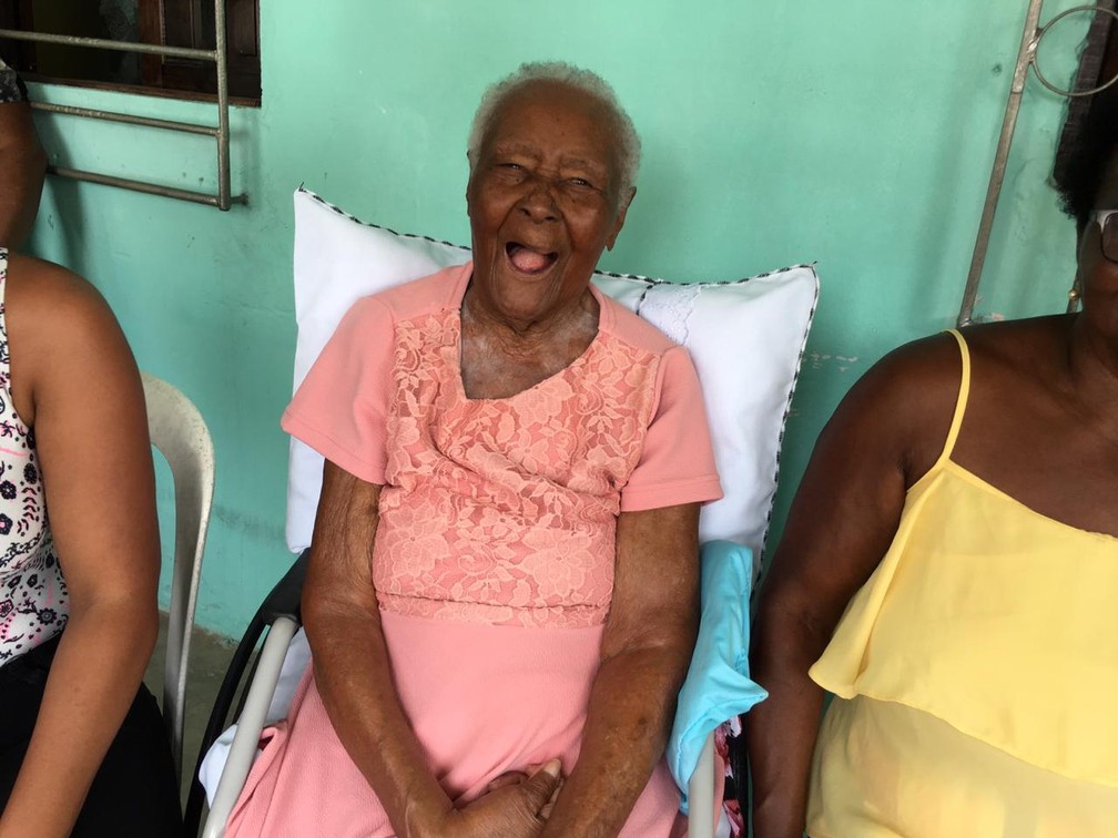 Maria São Pedro Conceição tem 118 anos e mora no distrito de Jabequara, em São Francisco do Conde — Foto: João Souza/G1