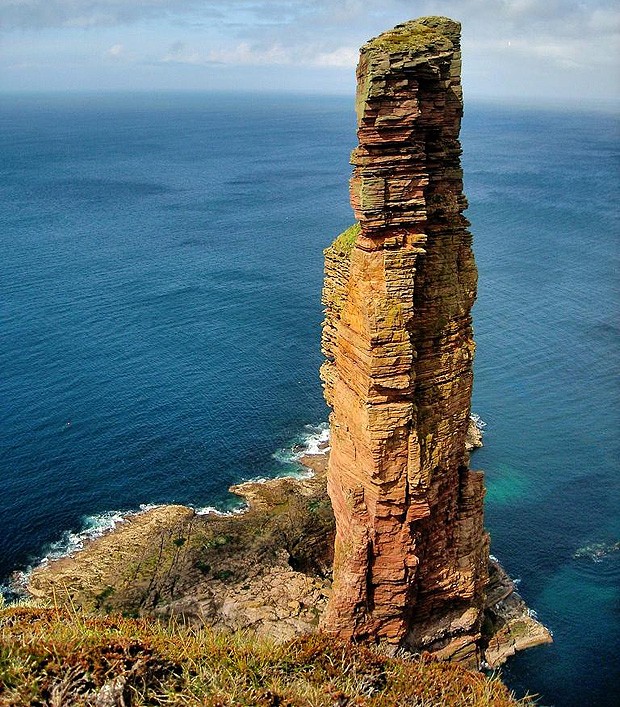 Composta de arenito vermelho, essa obra da natureza se chama Hoy Rock e fica na Escócia. Tem impressionantes 137 metros de altura (Foto: Divulgação)