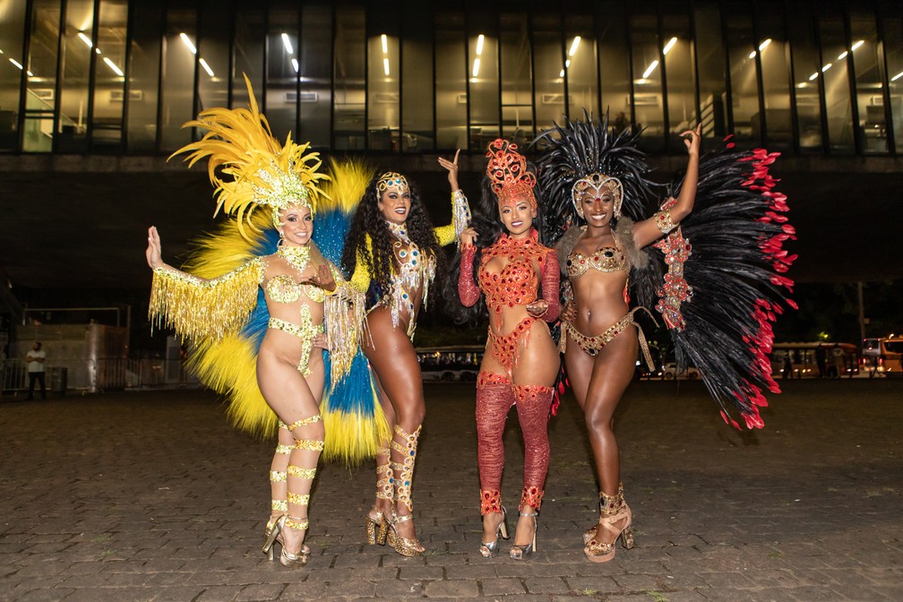 Marina Franco, Vanessa Alves, Karol Morais e Dom&Atilde;&ordf;nica Anast&Atilde;&iexcl;cio formam a corte da bateria da &Atilde;guia de Ouro &acirc;?? Foto: Celso Tavares/G1