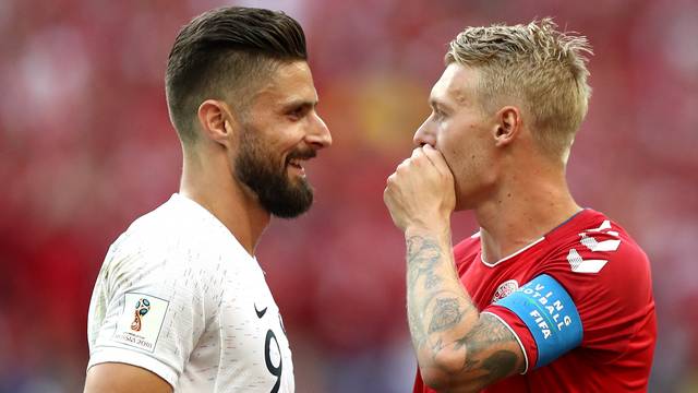 Oliveir Giroud, da Frana, conversa com Simon Kjaer, da Dinamarca; jogo de compadres?