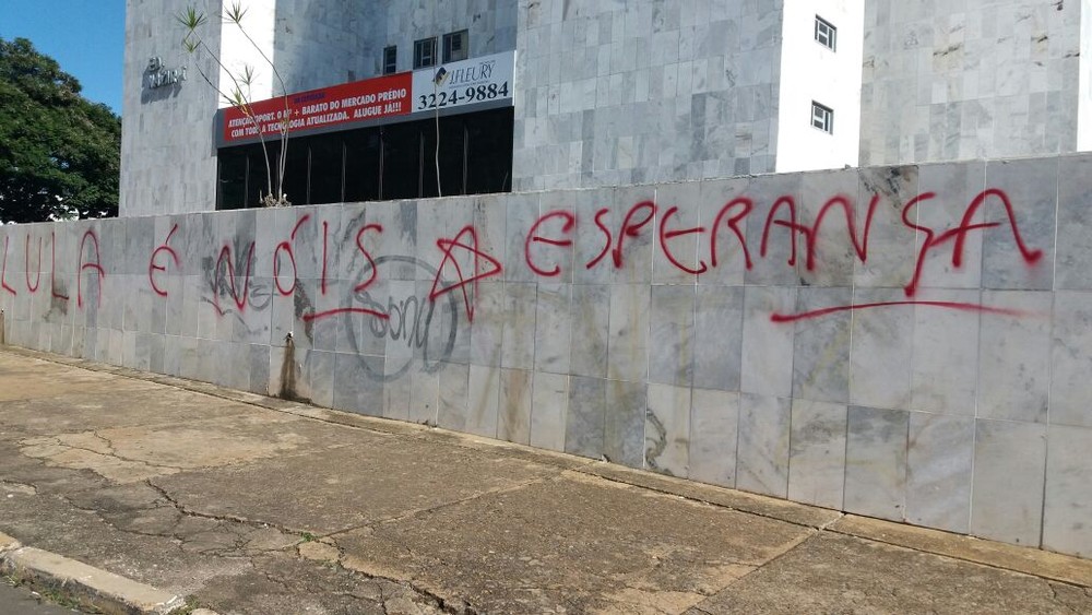 Prédio da Justiça Federal, em Brasília, amanheceu pichado com mensagem de apoio a Lula (Foto: Bianca Marinho/G1)