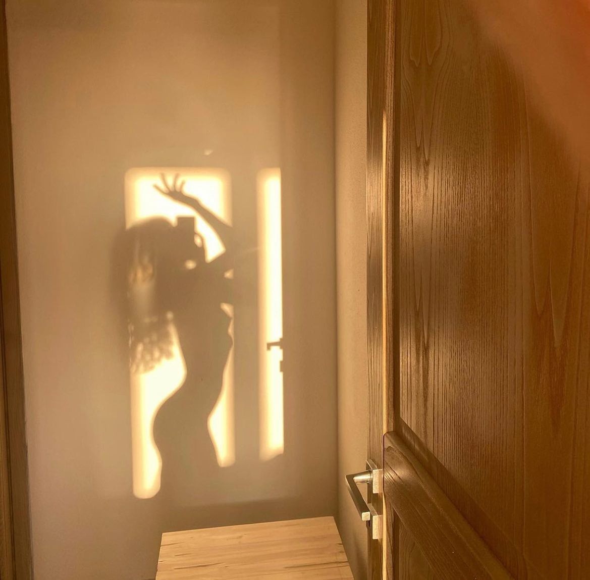 Isis Valverde exibe silhueta em dia de sol em foto conceitual e fãs elogiam (Foto: Reprodução / Instagram)