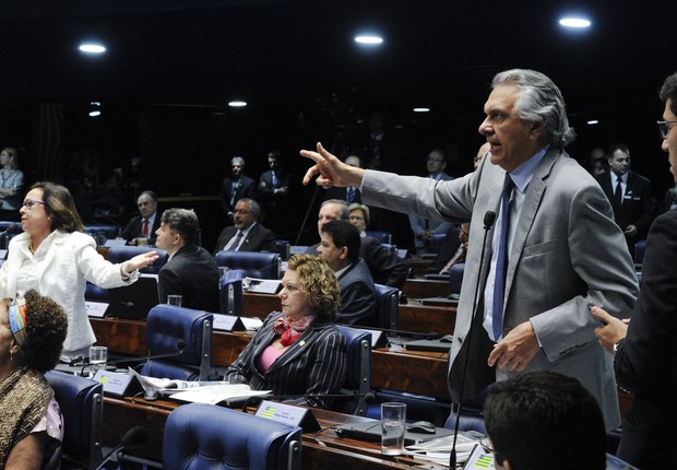O senador Ronaldo Caiado (DEM-GO) trocou farpas com Lindberg Farias (PT-RJ) no Senado (Foto: Edilson Rodrigues/Agência Senado)