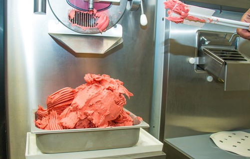 É assim que o sorvete sai da máquina, logo após adquirir a consistência certa para ser servido