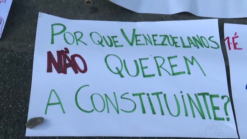 Manifestantes levaram cartazes contra a Constituinte (Foto: Reprodução/TV Globo)