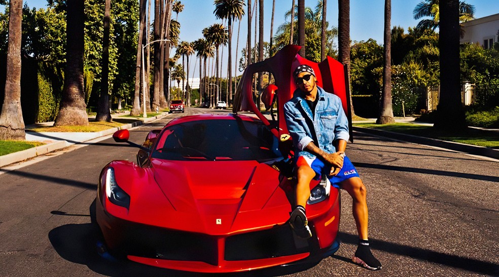 LaFerrari de Hamilton é o carro mais rápido de sua garagem — Foto: Reprodução/Instagram 