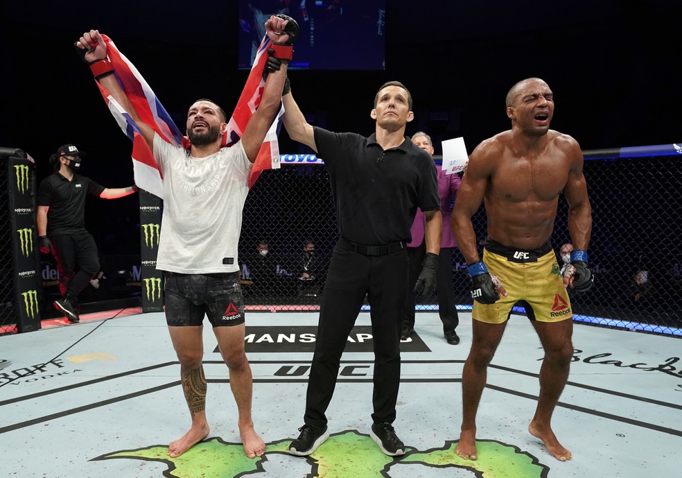 Dan Ige festeja e Edson Barboza lamenta o resultado da luta no UFC: Overeem x Harris — Foto: Getty Images