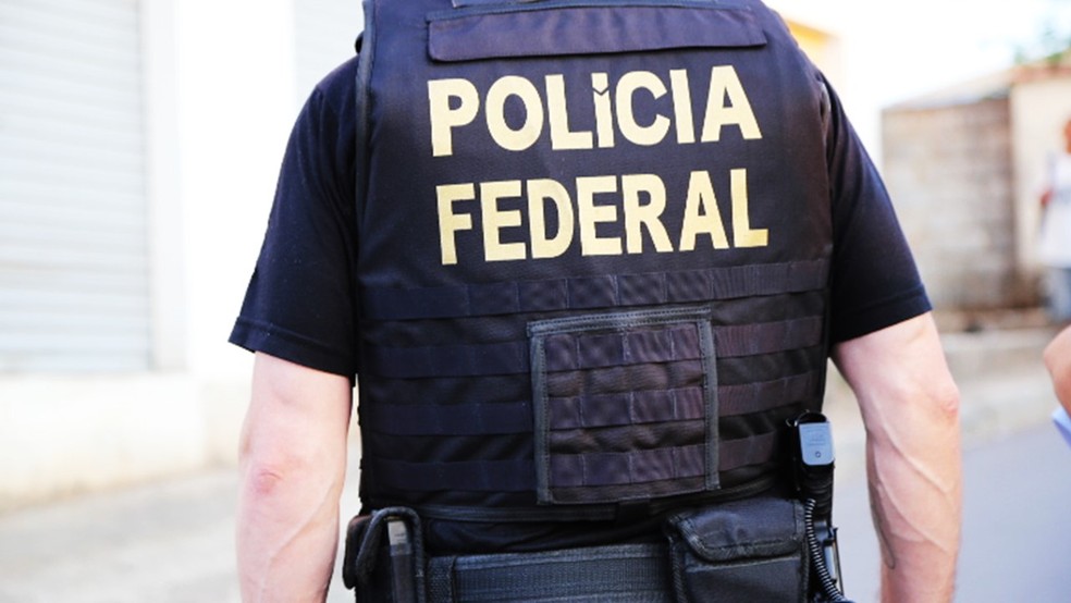 Policial federal durante cumprimento de mandado da operação Saint Nicolas — Foto: Polícia Federal/ Divulgação