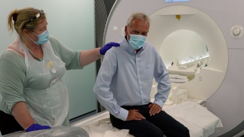 São necessários normalmente várias tomografias do cérebro para diagnosticar demência — Foto: BBC News