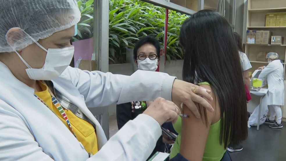 Cidade de São Paulo iniciou vacinação contra a Covid-19 de adolescentes entre 16 e 17 anos nesta quarta-feira (18) — Foto: TV Globo/Reprodução