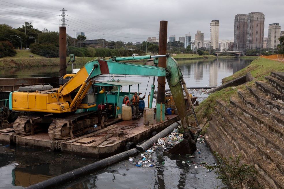 Serviço de desassoreamento do Pinheiros, removendo lixo do fundo do rio — Foto: Marcelo Brandt/G1