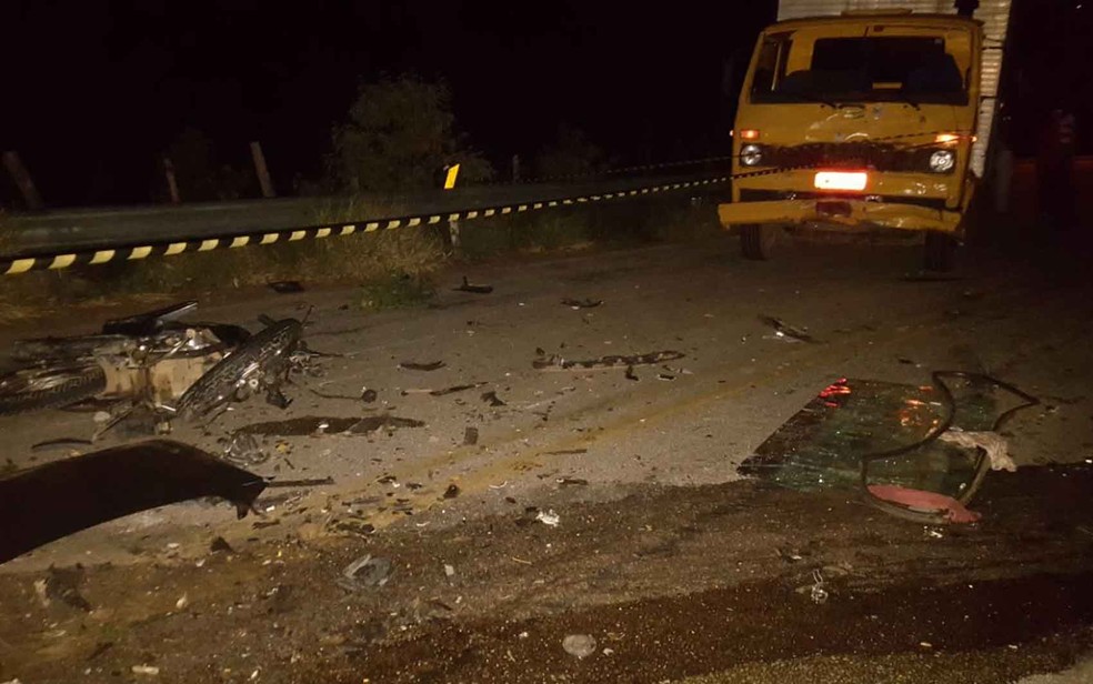 Motocicleta ficou destruída após colisões, na noite de domingo (22) (Foto: Blog do Jorge Amorim)
