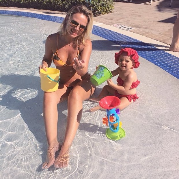 Eliana e Manuela na piscina (Foto: Reprodução/Instagram)