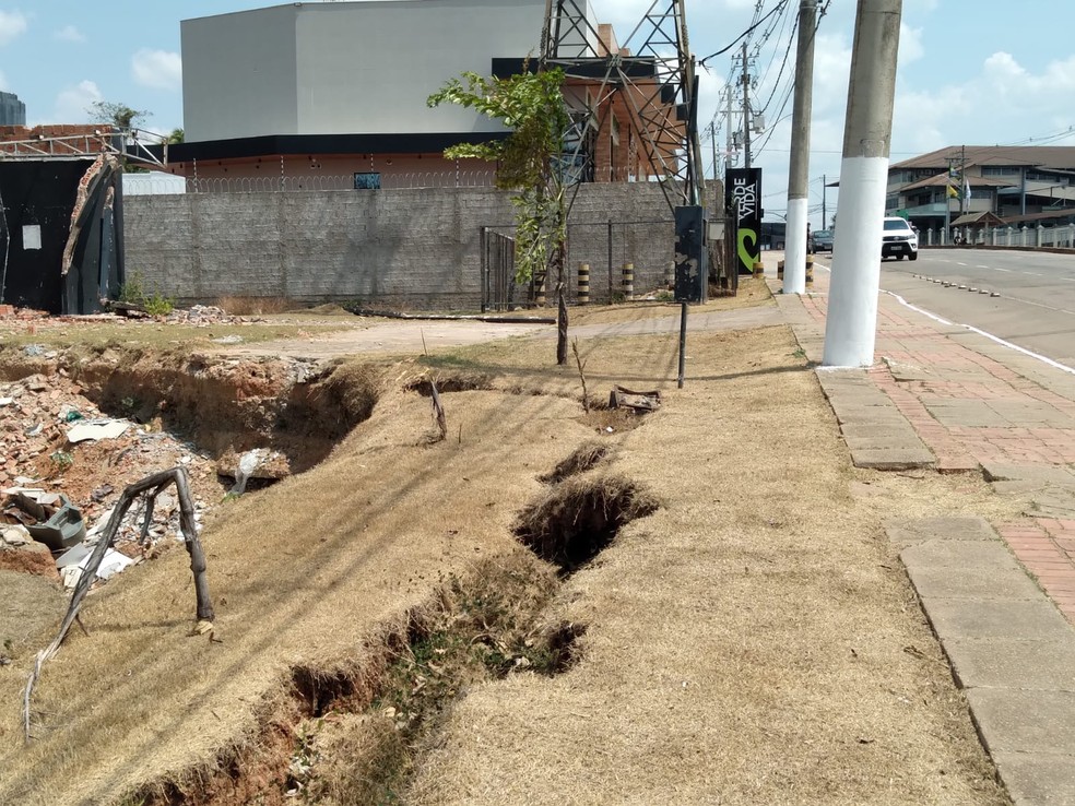 Erosão se aproxima da rua e ameaça levar poste de energia elétrica na Estrada Dias Martins — Foto: Aline Nascimento/G1 