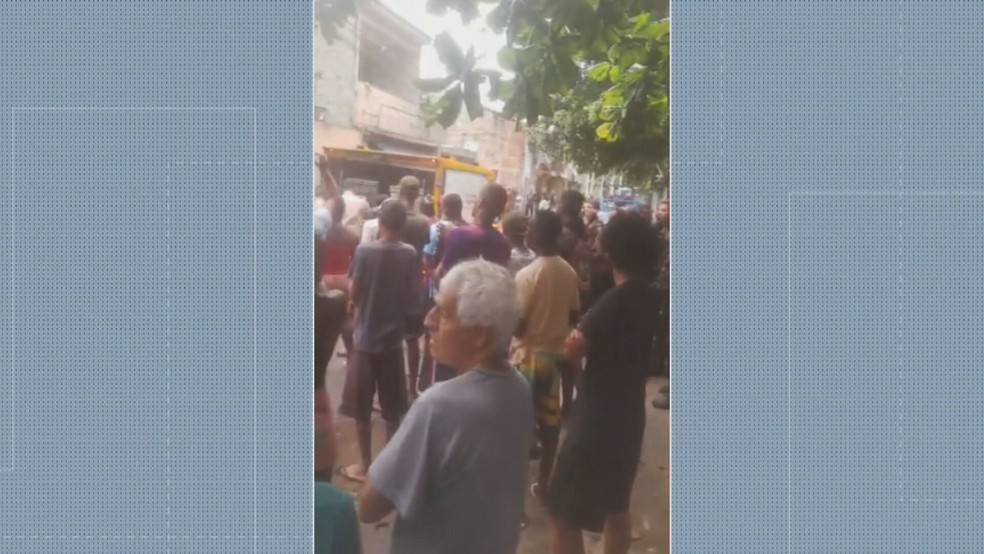 Moradores da Cidade de Deus protestam após catador de recicláveis ser morto na comunidade — Foto: Reprodução/TV Globo