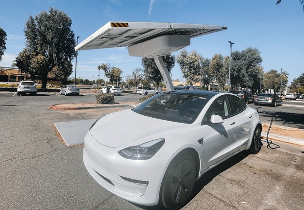 Medida deve acelerar a adoção de veículos elétricos porque outros estados seguem os padrões da Califórnia na emissão de poluentes (Foto: Pexels)