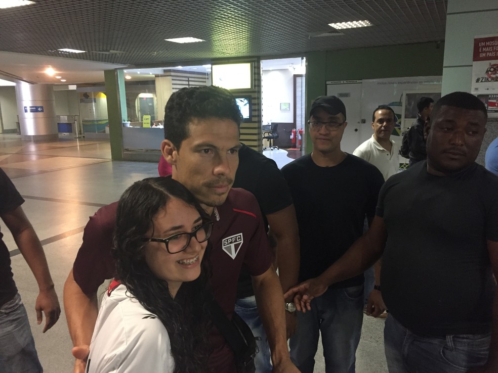 Hernanes, do São Paulo, atende torcedores no aeroporto de Salvador (Foto: Marcelo Hazan)