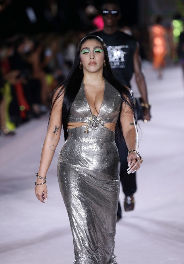 MILAN, ITALY - SEPTEMBER 24: Lourdes Maria Ciccone Leon walks the runway at the Versace fashion show during the Milan Fashion Week - Spring / Summer 2022 on September 24, 2021 in Milan, Italy. (Photo by Vittorio Zunino Celotto/Getty Images) (Foto: Getty Images)