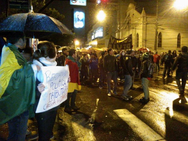 Cerca de 500 pessoas manifestaram em Passo Fundo (Foto: Pamilli Braga/RBS TV)