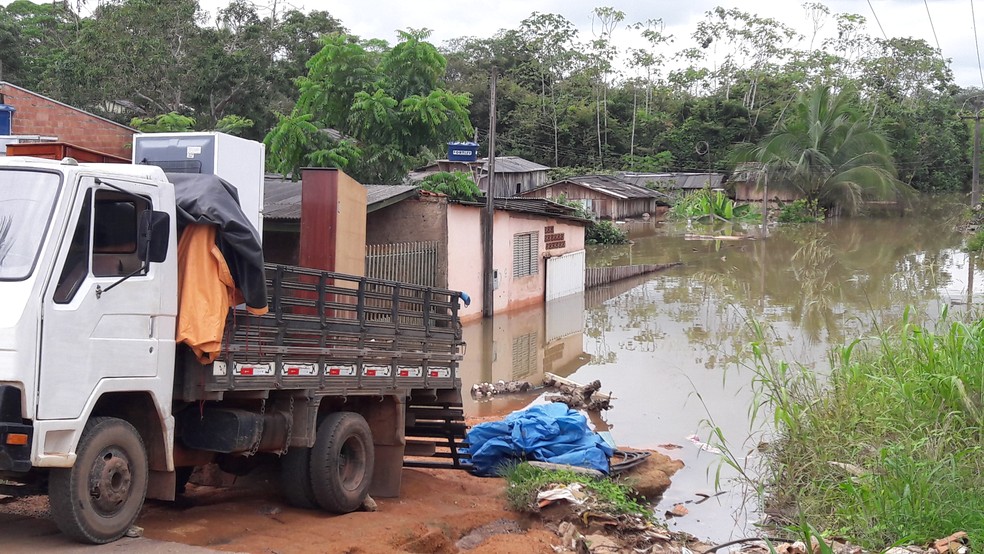 Mais de 25 famílias ficaram desabrigadas graças a cheia do rio Jamari.  — Foto: Rinaldo Moreira/G1