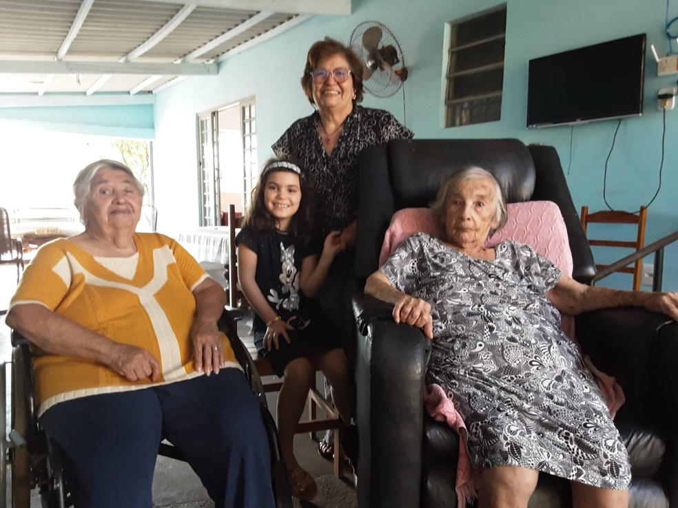 Irmãs ao lado da família em Guia Lopes da Laguna (MS) — Foto: Maria Cecília/Arquivo Pessoal 