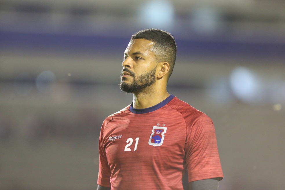 Thiago espera decisão jurídica para assinar com o CSA — Foto: Geraldo Bubniak