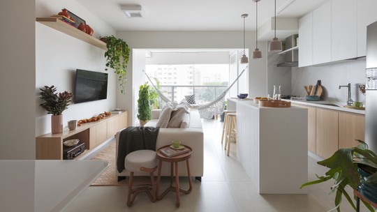 Branco e madeira deixam apartamento de 74 m² bem iluminado e acolhedor