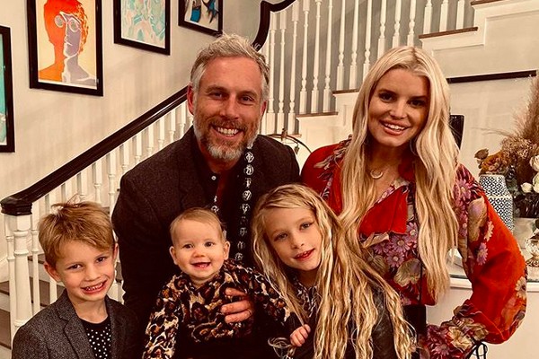 Jessica Simpson lança coleção de roupas ao lado dos filhos e do marido -  Purepeople