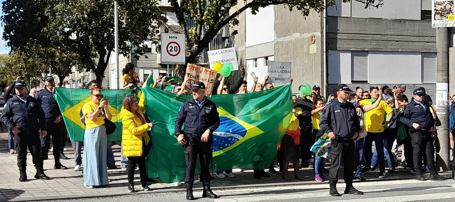 Policiais diante dos bolsonaristas no que foi chamado pelos petistas de 'curralzinho', no Porto
