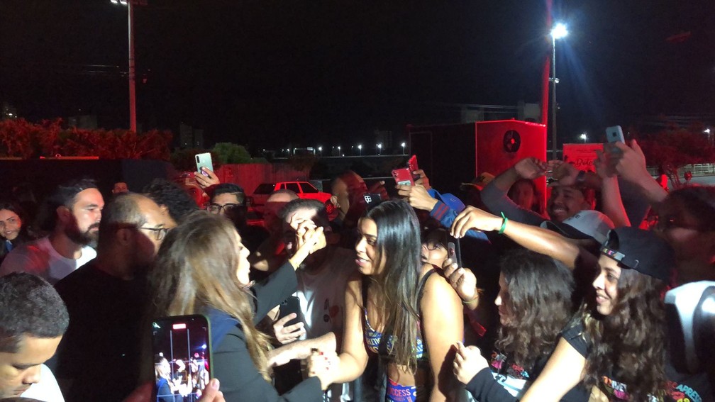 Ivete conversando com fãs após passagem de som nesta quinta-feira em Juazeiro — Foto: Valma Silva/g1