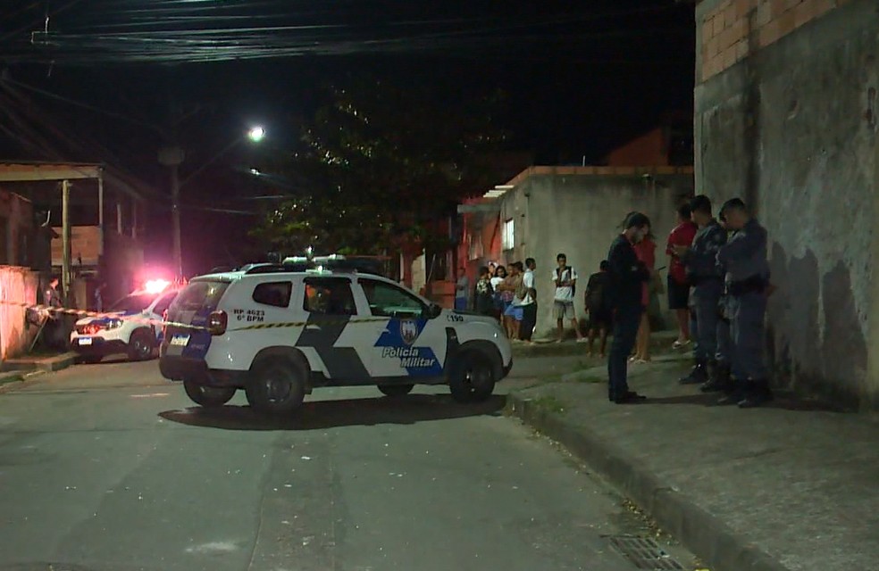Ataque a tiros deixou homem morto e mulher ferida na Serra — Foto: Reprodução/TV Gazeta