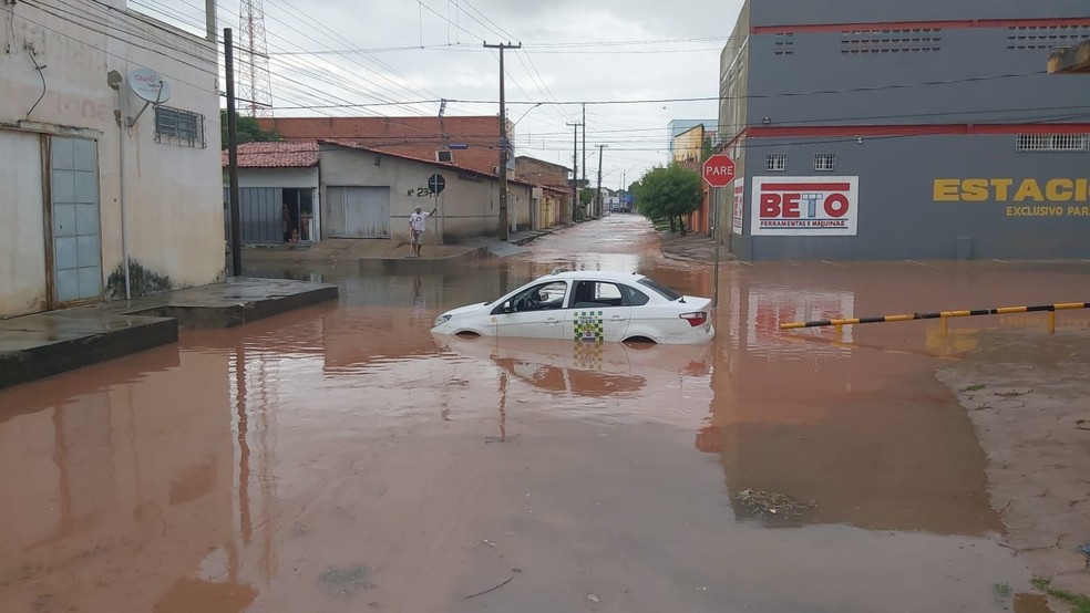 Táxi preso em rua alagada na Zona Sul de Teresina — Foto: TV Clube