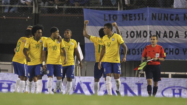 Belo Horizonte - MG - 10/11/2016 - Eliminatorias da copa do Mundo 2018  Brasil x Argentina, Neymar do Brasil disputa lance contra jogador da  Argentina pela eliminatoria da copa do Mundo de