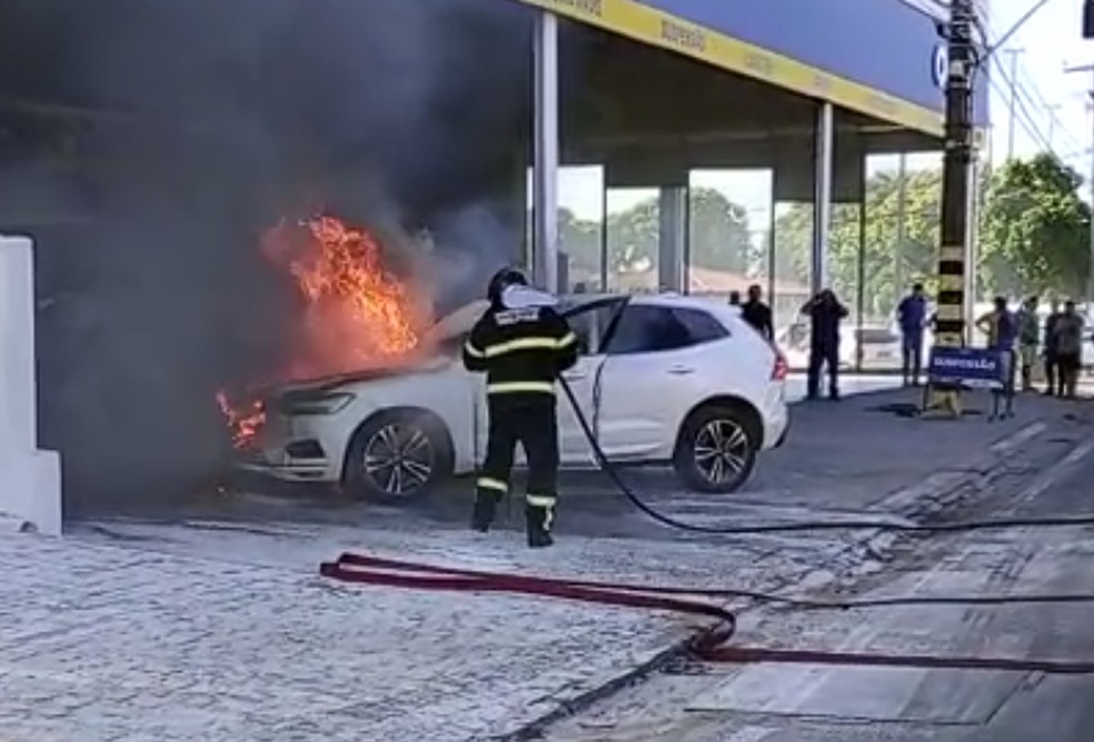 Carro pegou fogo na avenida João Medeiros Filho, na Zona Norte de Natal — Foto: Redes sociais