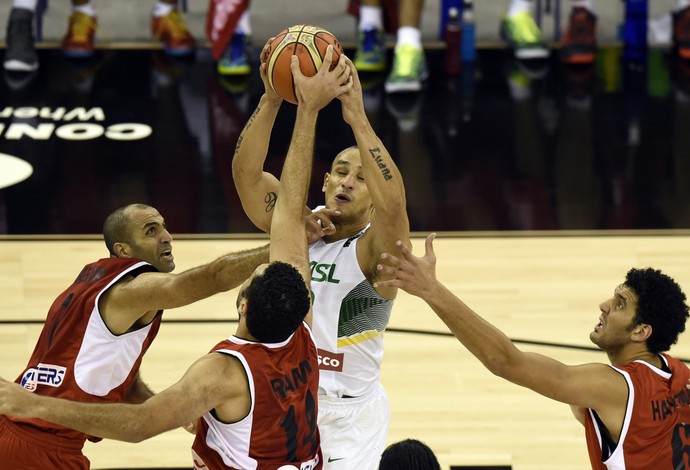 alex brasil x egito granada mundial de basquete (Foto: AFP)