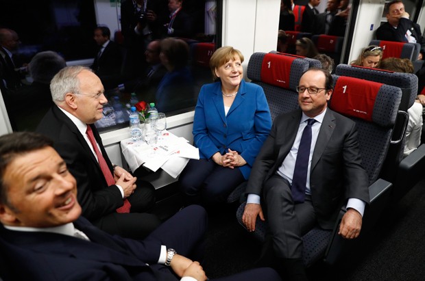 O primeiro-ministro italiano, Matteo Renzi, o presidente suíço, Johann Schneider-Ammann, a chanceler alemã, Angela Merkel, e o president francês François Hollande, participam de viagem inaugural (Foto: Peter Klauzner/AFP)