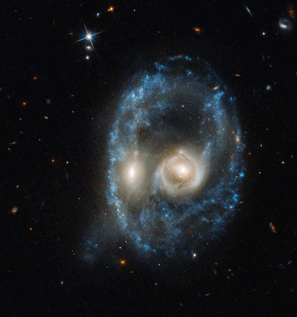 Foto de duas galáxias mostra um 'rosto' ameaçador — Foto: Nasa/Agência Espacial Europeia