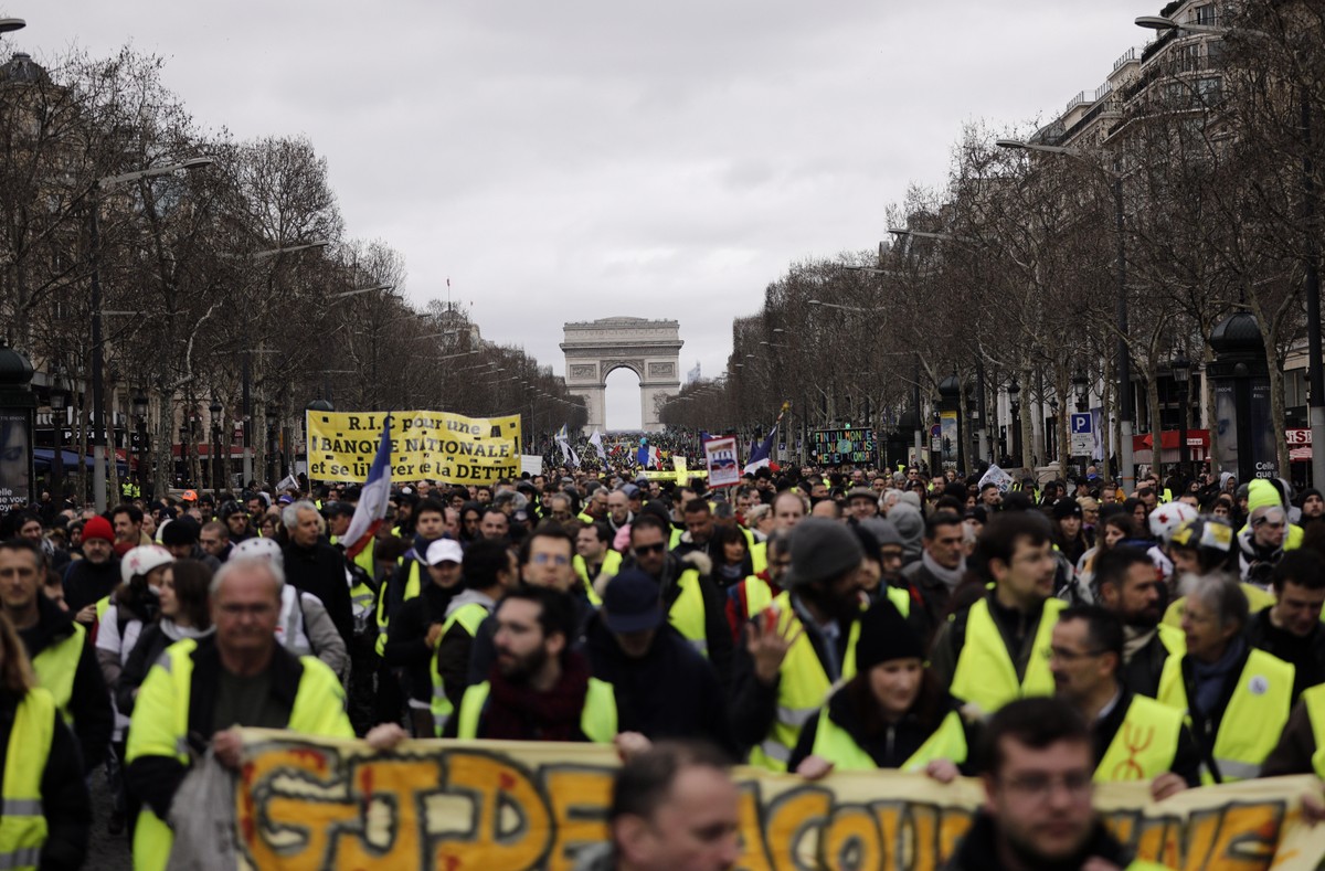 'Coletes amarelos' protestam pelas ruas da França pelo 16º sábado seguido | Mundo |