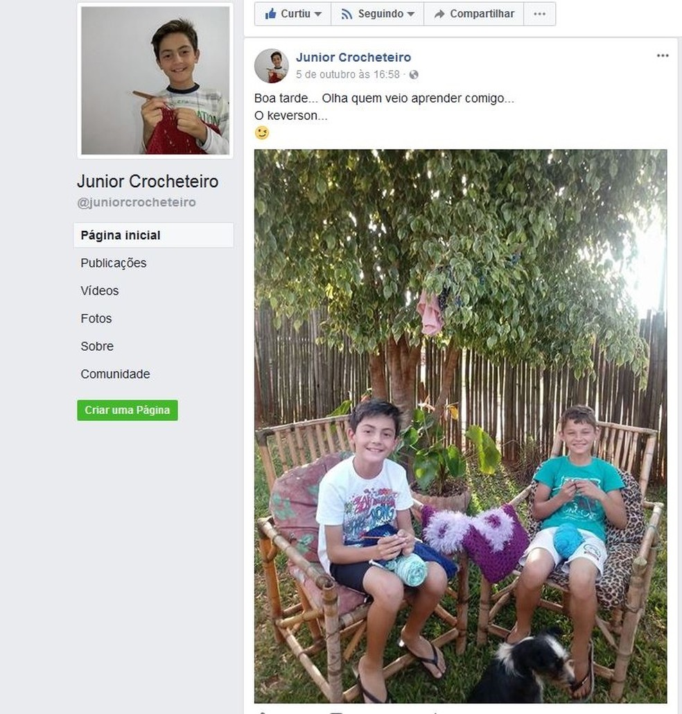 Junior postou visita de amigo em sua casa para ensinar crochê (Foto: Reprodução/Facebook)