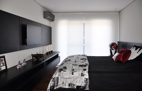 O quarto de Gabriel tem móveis e cabeceira na cor preta. No espaço, os troféus que ele conquistou na carreira têm lugar de destaque
