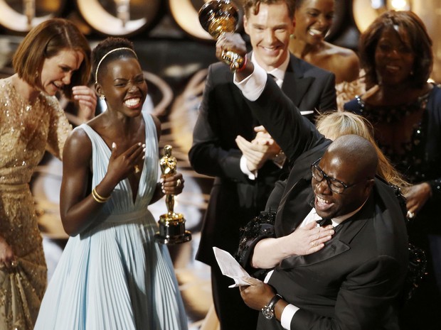 Steve McQueen vibra ao ganhar o Oscar de Melhor Filme por '12 anos de escravidão'. (Foto: REUTERS/Lucy Nicholson)