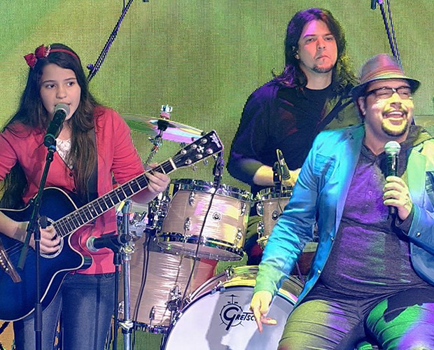 Tiago Abravanel canta com menina de rua (Foto: Caldeirão do Huck/TV Globo)