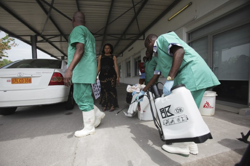 Agentes de saÃºde trabalham para o controle do ebola no Congo; novos casos preocupam OMS (Foto: Media Coulibaly/Reuters)