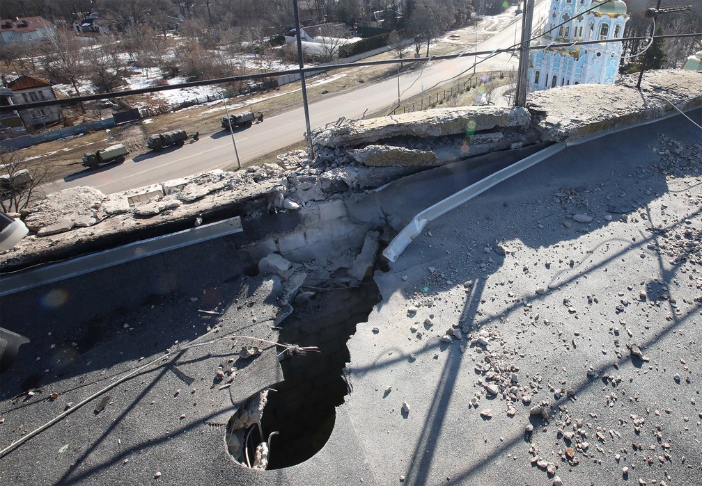 Imagem mostra as consequências do bombardeio em Kharkiv, Ucrânia, nesta quinta-feira (24) — Foto: Vyacheslav Madiyevskyy/Reuters