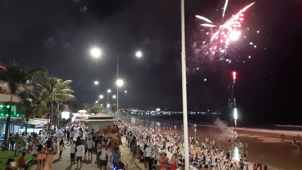 Praia de Ponta Negra, em Natal, teve queima de fogos patrocinada por empres&aacute;rios &mdash; Foto: S&eacute;rgio Henrique Santos/Inter TV Cabugi