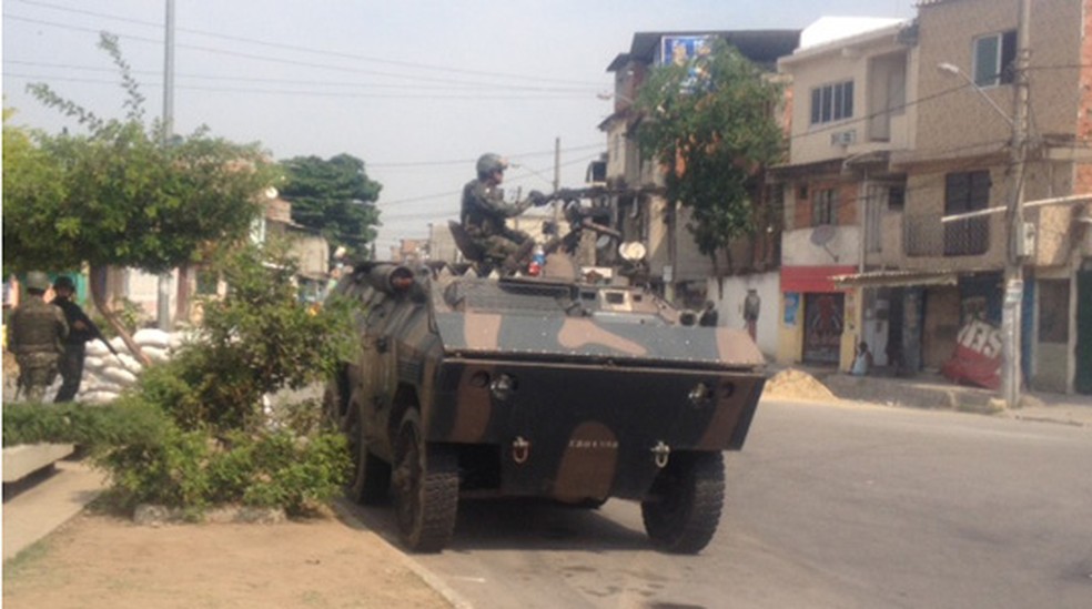 Homens do Exército ocupam as entradas de comunidades do conjunto de favelas da Maré em 2014. Em um dos acessos à Vila do João, os militares revistam motoristas neste domingo. (Foto: Janaína Carvalho/G1)