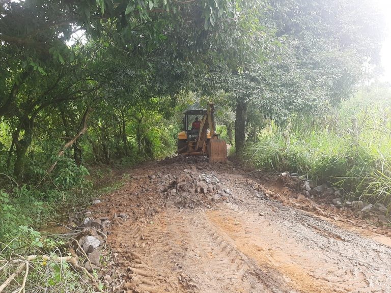 
Prefeitura de Muriaé recupera estradas na zona rural após estragos provocados por temporal