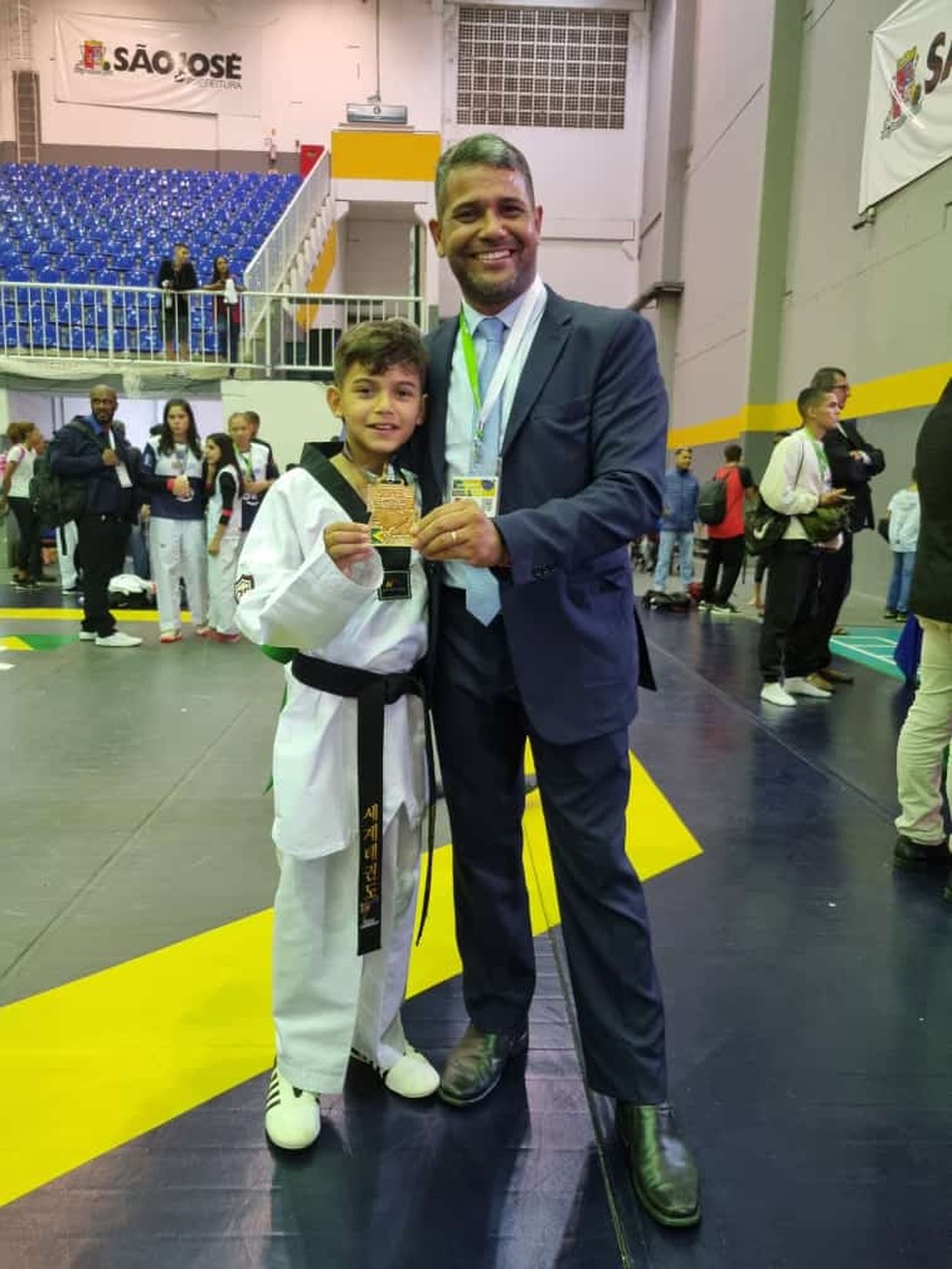 Bryan Adrian ao lado do pai, treinador e presidente da Liga Acreana de Taekwondo, mestre Levy Azevedo — Foto: Arquivo pessoal/Levy Azevedo