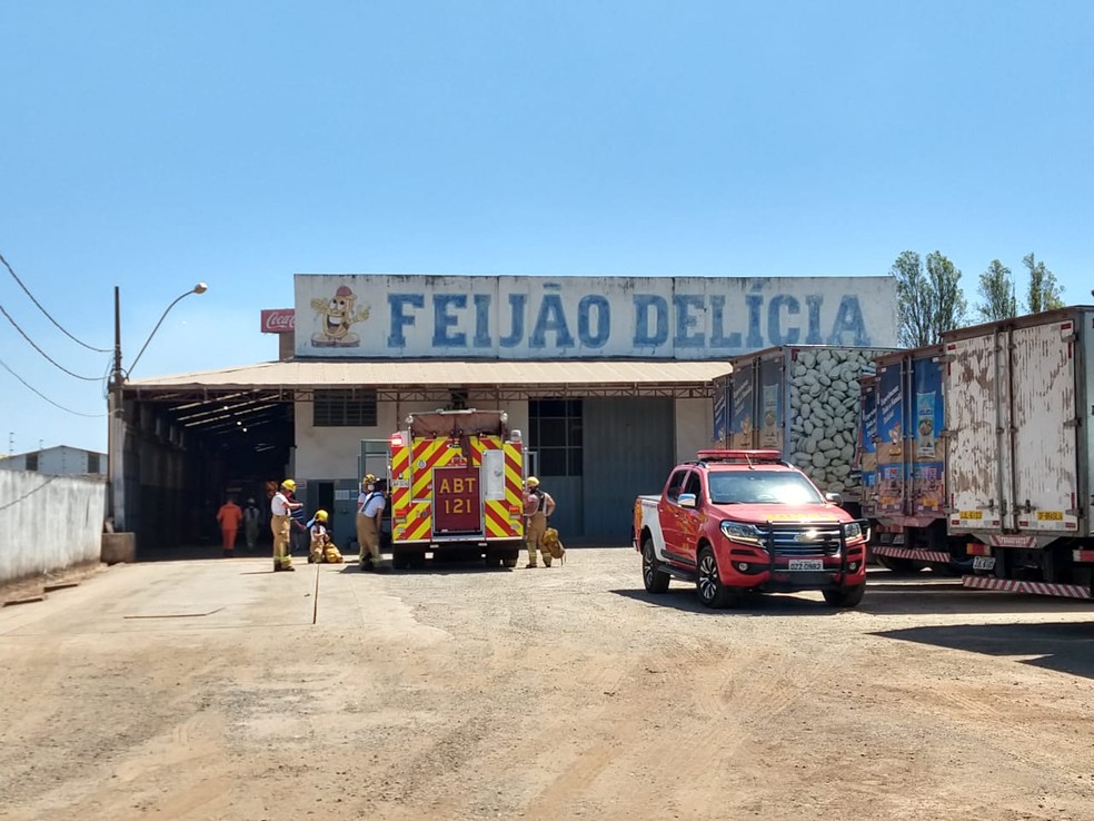 Fábrica onde bombeiros resgataram funcionário soterrado por carga de feijão — Foto: CBMDF/Divulgação